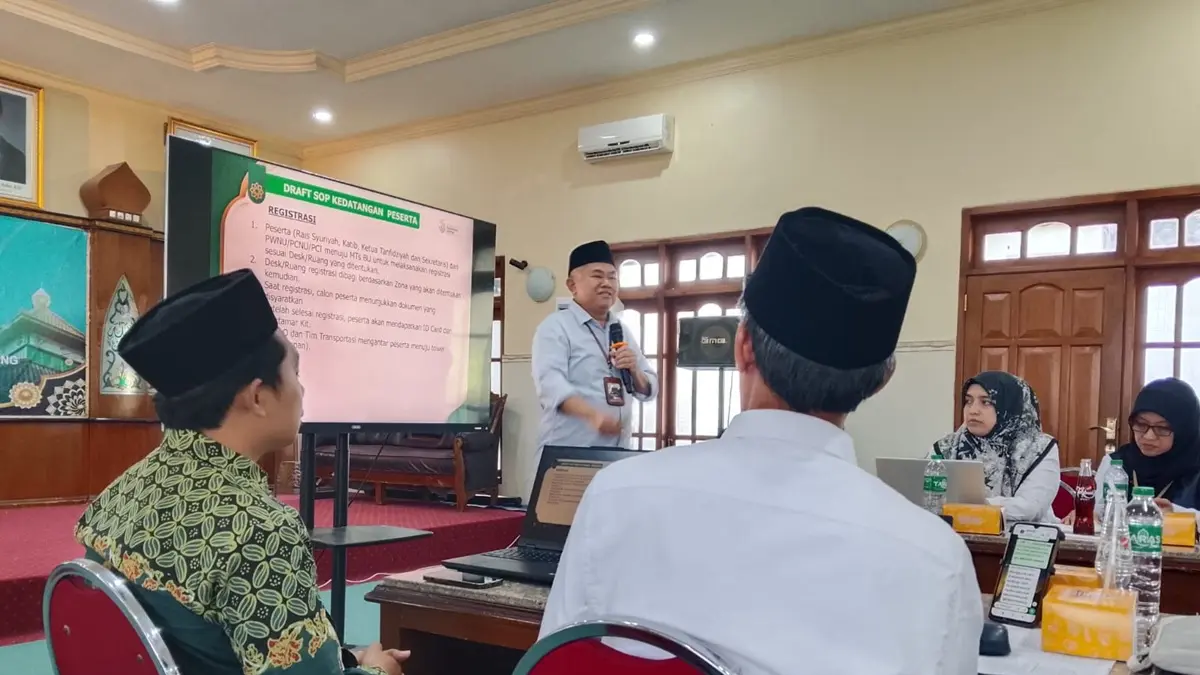 PERSIAPAN: Ketua Panitia Lokal Muktamar ke-35 NU di Jombang, KH Abdurrozaq Sholeh atau Gus Rozaq memimpin rakor, Senin (27/7). (Anggi Fridianto/Radar Jombang)