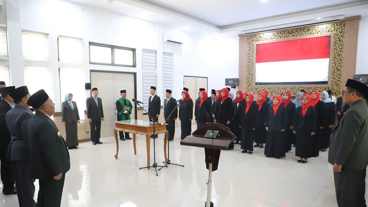 SAH: Kepala SDN, TKN dan SMPN mengikuti pelantikan di ruang Swagata Pendopo Kabupaten Jombang, Selasa (28/7). (Wenny Rosalina/Radar Jombang)
