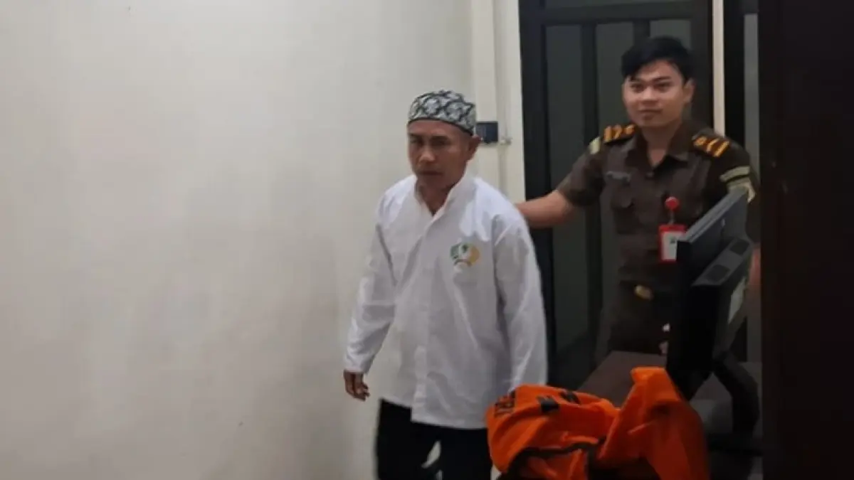 Suwarno menjalani sidang di Ruang Kusuma Atmaja Pengadilan Negeri (PN) Jombang, Selasa (28/7). (Achmad RW/Radar Jombang)