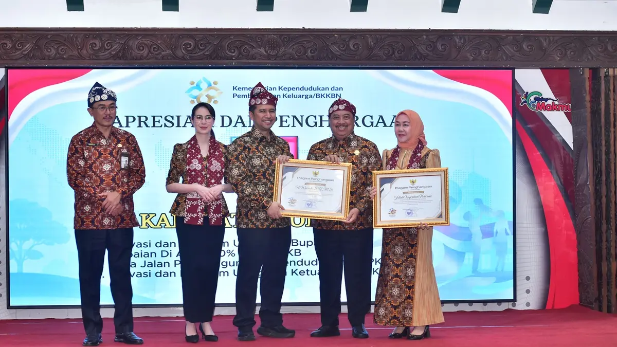 APRESIASI: Bupati Jombang Warsubi menerima penghargaan dari Wakil Gubernur Jawa Timur Emil Elestianto Dardak didampingi Ketua TP PKK Provinsi Jawa Timur Arumi Bachsin di Pendopo Agung Kabupaten Malang, Rabu (29/7). (Anggi Fridianto/Radar Jombang)
