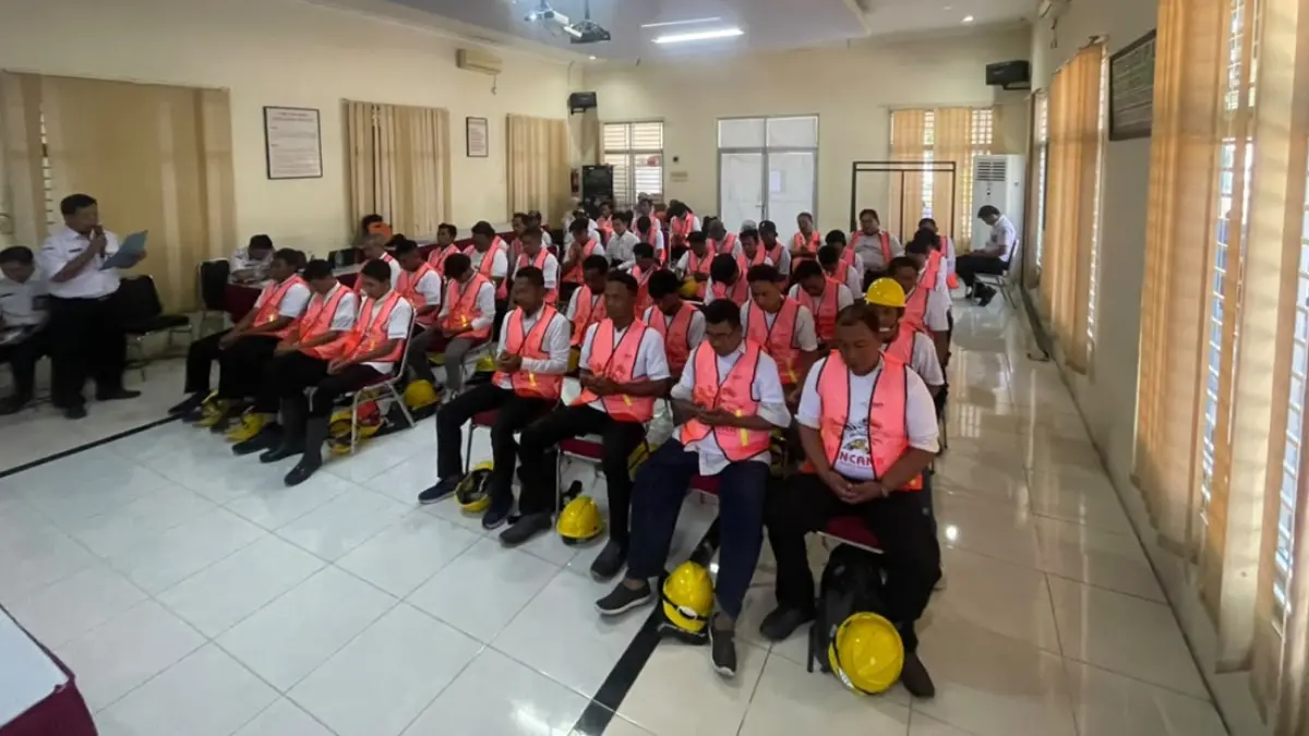 CEKATAN: 40 tukang pasang rangka baja ringan mengikuti pelatihan dan sertifikasi yang digelar Dinas PUPR Jombang. (Ainul Hafidz/Radar Jombang)