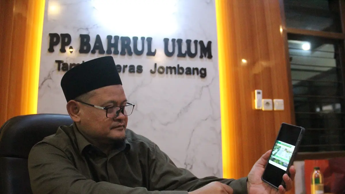 FINAL: Ketua Panitia Lokal Muktamar ke-35 NU KH Abdurrozaq Sholeh menunjukkan siteplan Muktamr ke-35 NU di Jombang, (29/7). (Anggi Fridianto/Radar Jombang)