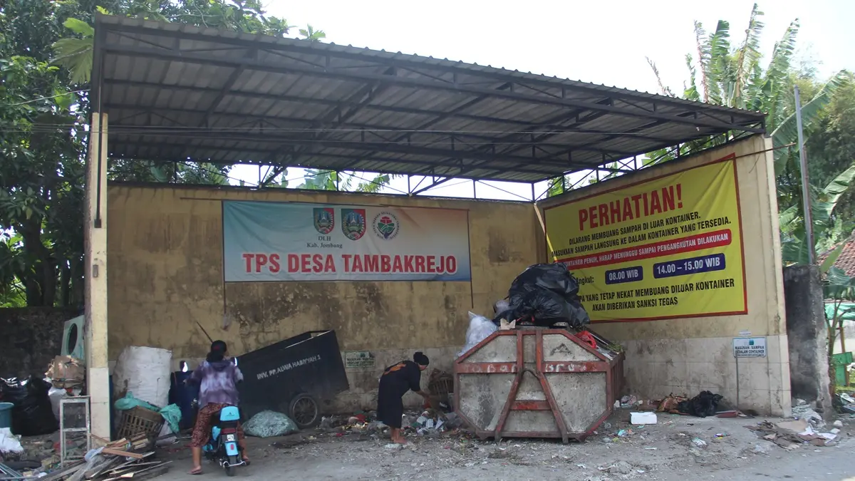 KUMUH: Kondisi TPS Tambakrejo, Jombang yang menghadap Lapangan Untung Suropati, (29/7). (Anggi Fridianto/Radar Jombang)
