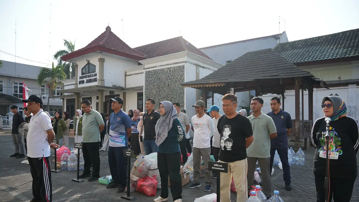 SEMANGAT: Pegawai Setwan DPRD Jombang berlatih persiapan Gerak jalan Rojo. (Azmy Endiyana/Radar Jombang)