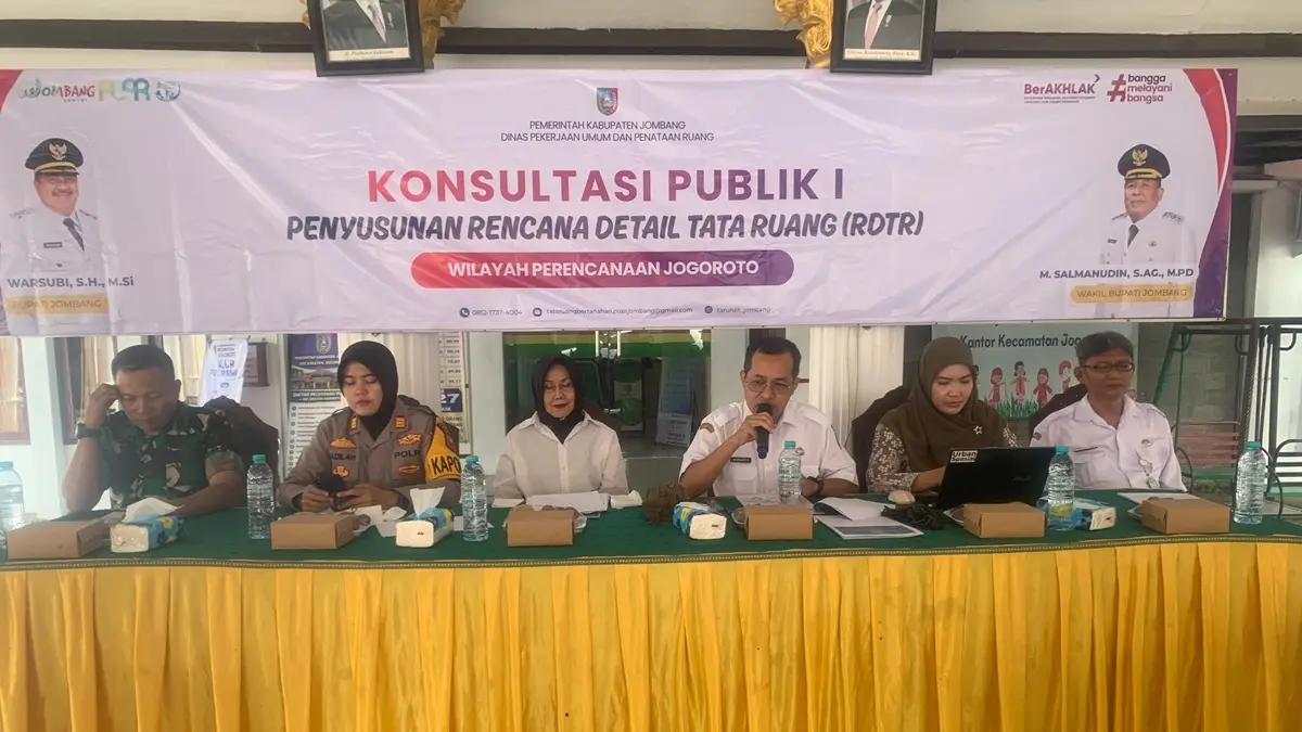 SERIUS: Kabid Tata Ruang dan Pertanahan Dinas PUPR Jombang Agus Andrianto Dwi Wicaksono memimpin Konsultasi Publik RDTR WP Jogroto di Kecamatan Jogoroto, Kamis (27/9). (Ainul Hafidz/Radar Jombang)