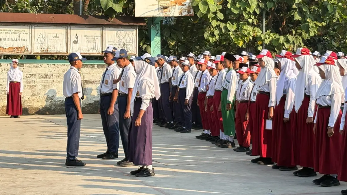 WARNA-WARNI: Siswa SMPN 2 Bareng, Jombang masih menggunakan seragam sekolah asal ketika mengikuti masa pengenalan lingkungan sekolah, (13/7). (Wenny Rosalina/Radar Jombang)