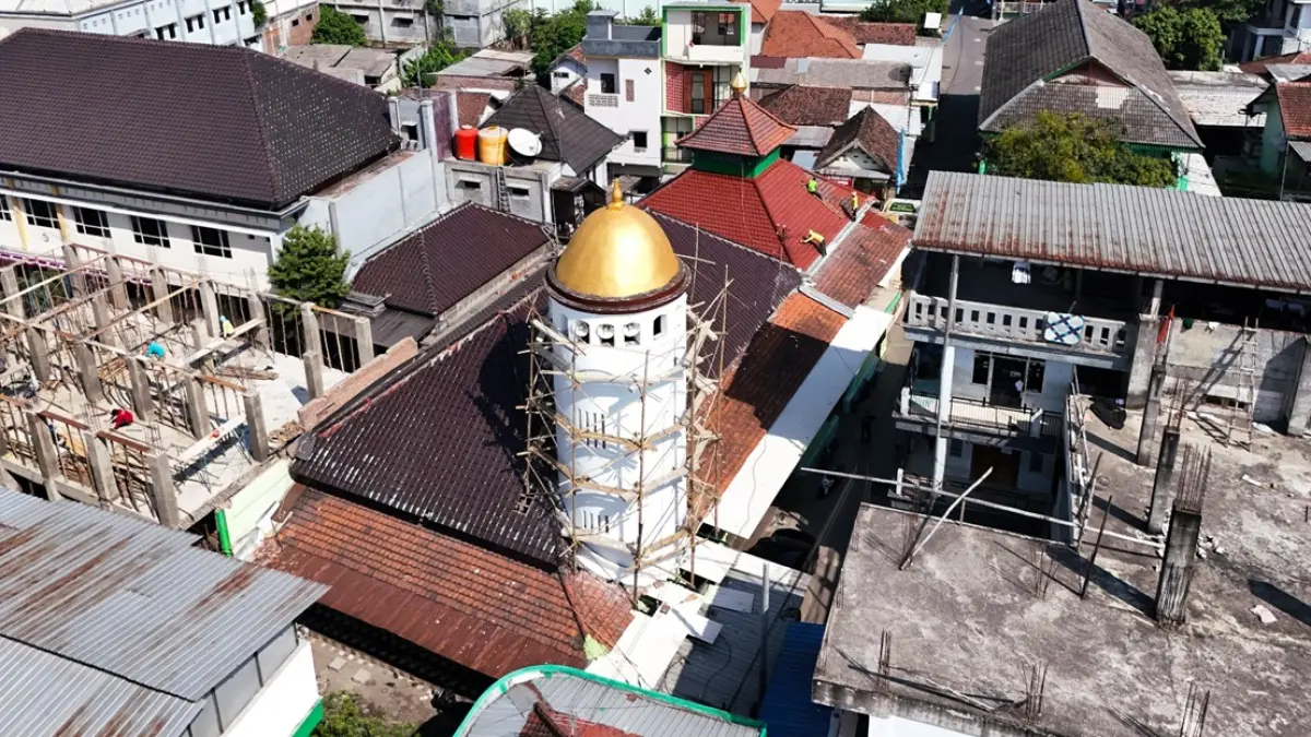 JADI IKON MUKTAMAR: Menara Masjid PP Bahrul Ulum Tambakberas, Jombang menjadi ikon Muktamar ke-35 NU. (Anggi Fridianto/Radar Jombang)
