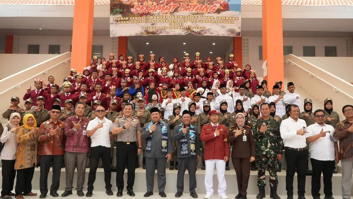KOMPAK: Bupati Jombang Warsubi foto bersama jajaran forkopimda dan siswa sekolah Rakyat, Kamis (30/7). (Anggi Fridianto/Radar Jombang)