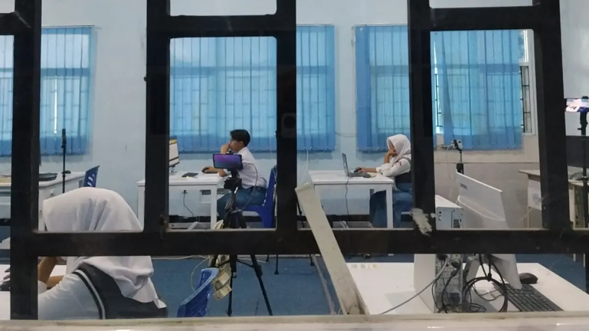 KOMPETITIF: Pelaksanaan OSN Provinsi di SMA Darul Ulum 2 unggulan BPPT Peterongan, Jombang dilakukan dengan pengawasan ketat, Selasa (28/7). (Wenny Rosalina/Radar Jombang)