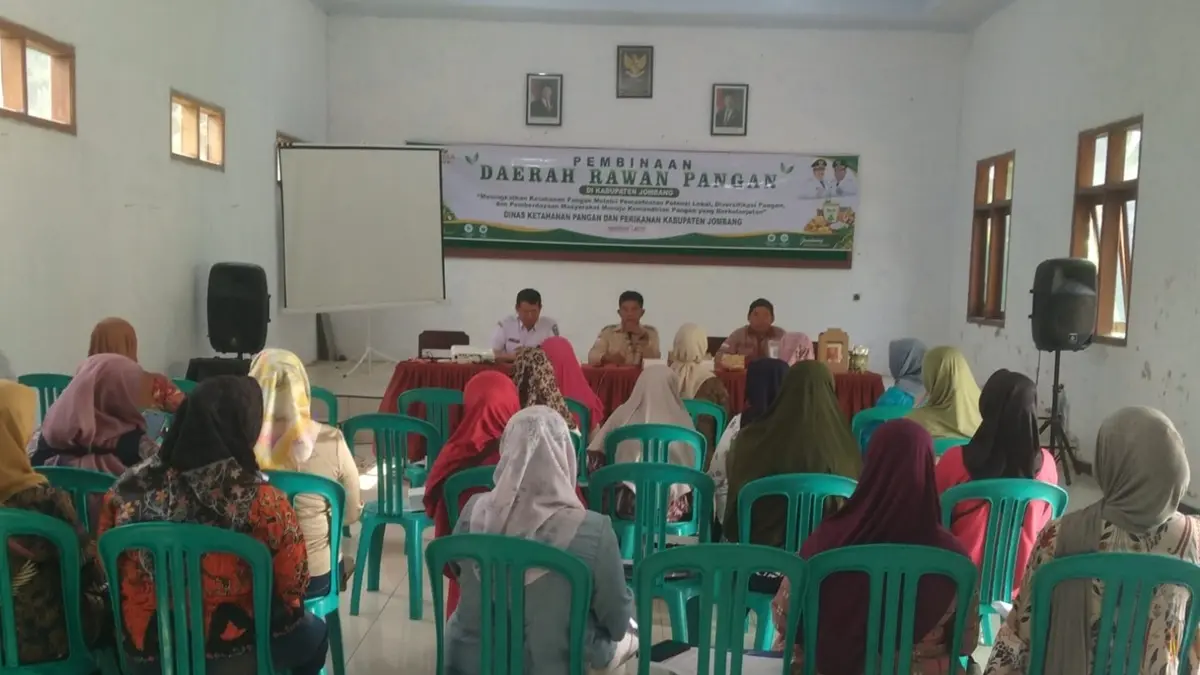 MANFAATKAN POTENSI LOKAL: Kepala Desa Kedunglumpang Juprianto mendampingi jajaran Dinas Ketaprik Kabupaten Jombang dan narasumber saat pembinaan daerah rawan pangan di aula kantor Desa Kedunglumpang, Rabu (29/7) siang. (Dwi Aris/Radar Jombang)