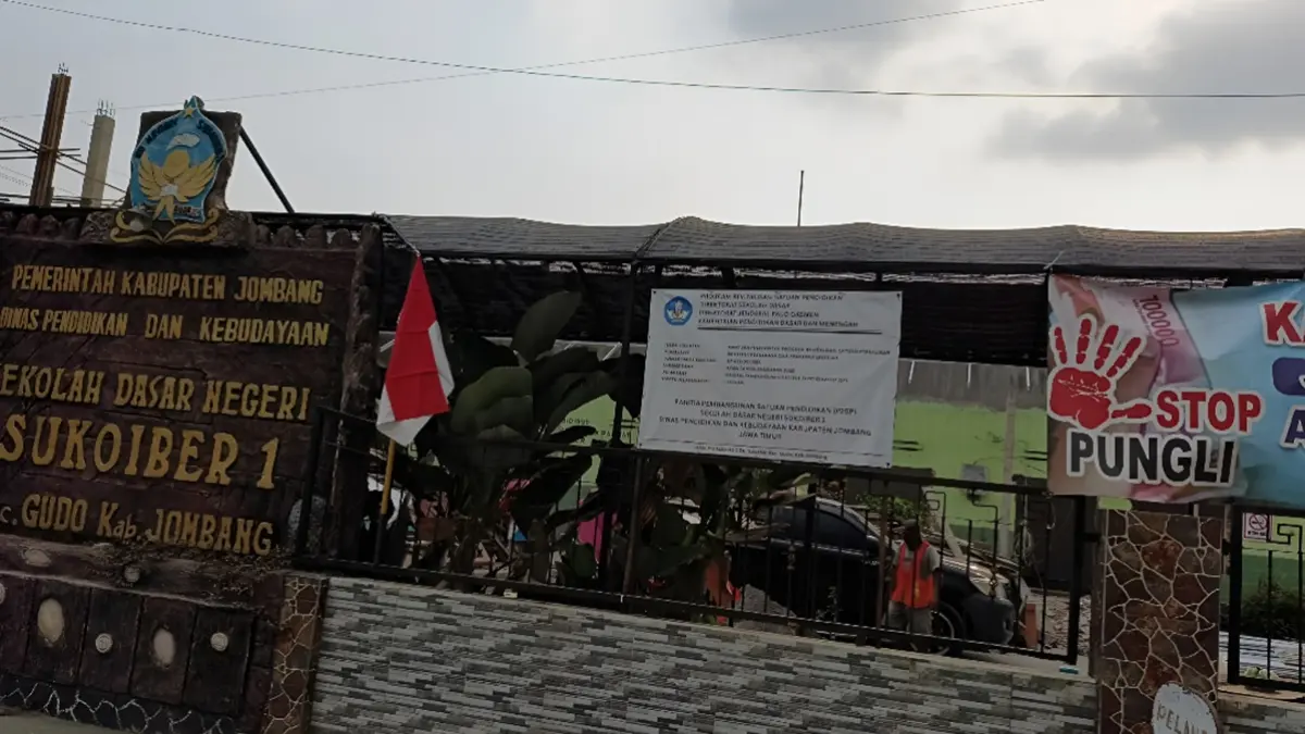 PROSES: Revitalisasi SDN Sukoiber 1 Kecamatan Gudo, Jombang masih dalam proses pembangunan, Kamis (30/7). (Wenny Rosalina/Radar Jombang)