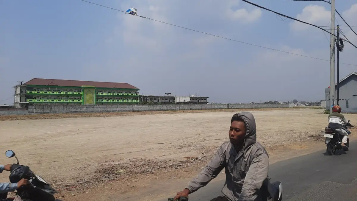 RAMPUNG: Pengurukan salah satu lokasi lahan untuk Muktamar ke-35 NU di PP Bahrul Ulum Tambakberas, Jombang, (30/7). (Anggi Fridianto/Radar Jombang)