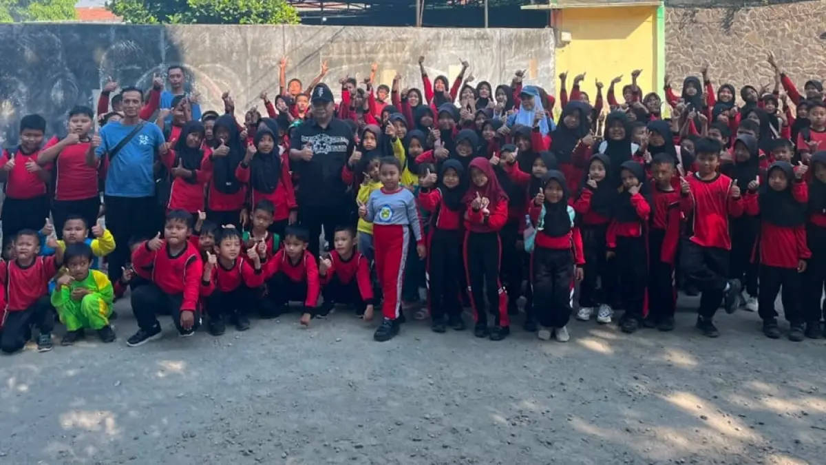 TELADAN: Wakil Ketua 3 DPRD Jombang, HM Syarif Hidayatullah ST MMT (Gus Sentot), bersama siswa peserta edukasi renang gratis di Tirta Wisata, Keplaksari, Peterongan, Senin (27/7). (Rojiful Mamduh/Radar Jombang)