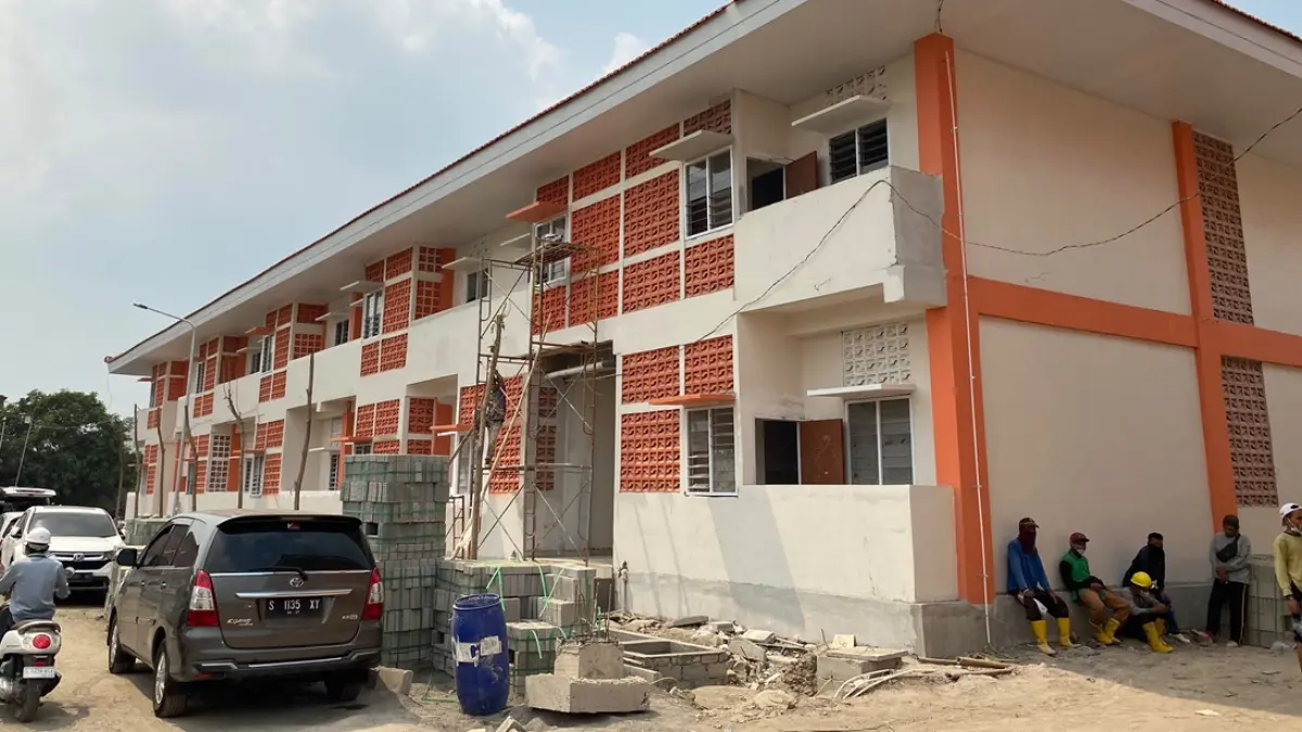 BELUM RAMPUNG: Petugas mengebut pembangunan gedung SR di Desa Tunggorono, Kecamatan Jombang, (31/7). (Anggi Fridianto/Radar Jombang)