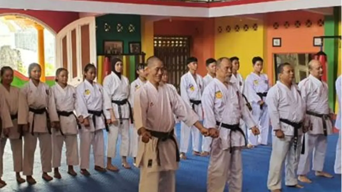 DISIPLIN: Karateka sabuk hitam saat berlatih di Dojo Mahameru, Jombang, (9/1). (Wenny Rosalina/Radar Jombang)