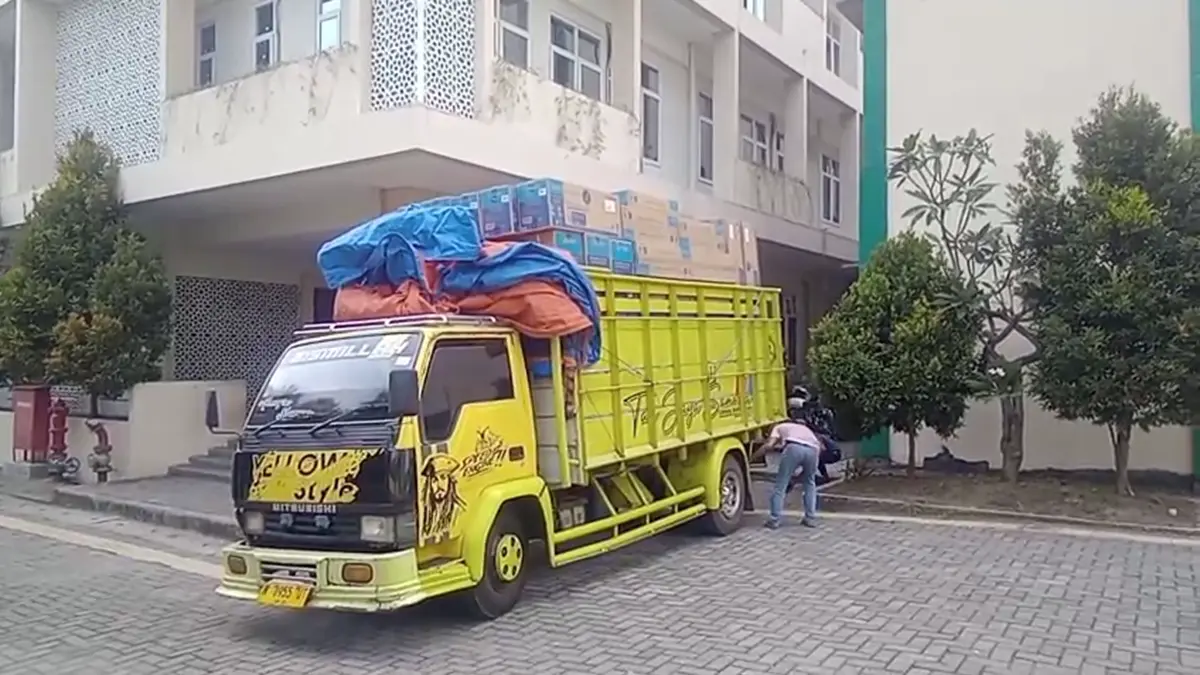 PENYEJUK: Perlengkapan berupa AC yang dikirim PBNU tiba di Unwaha Tambakberas, Jombang Kamis (30/7). (Anggi Fridianto/Radar Jombang)