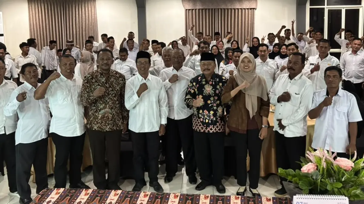 Aparatur pemdes se-Kecamatan Plandaan berfoto bersama pemateri saat kegiatan pelatihan.