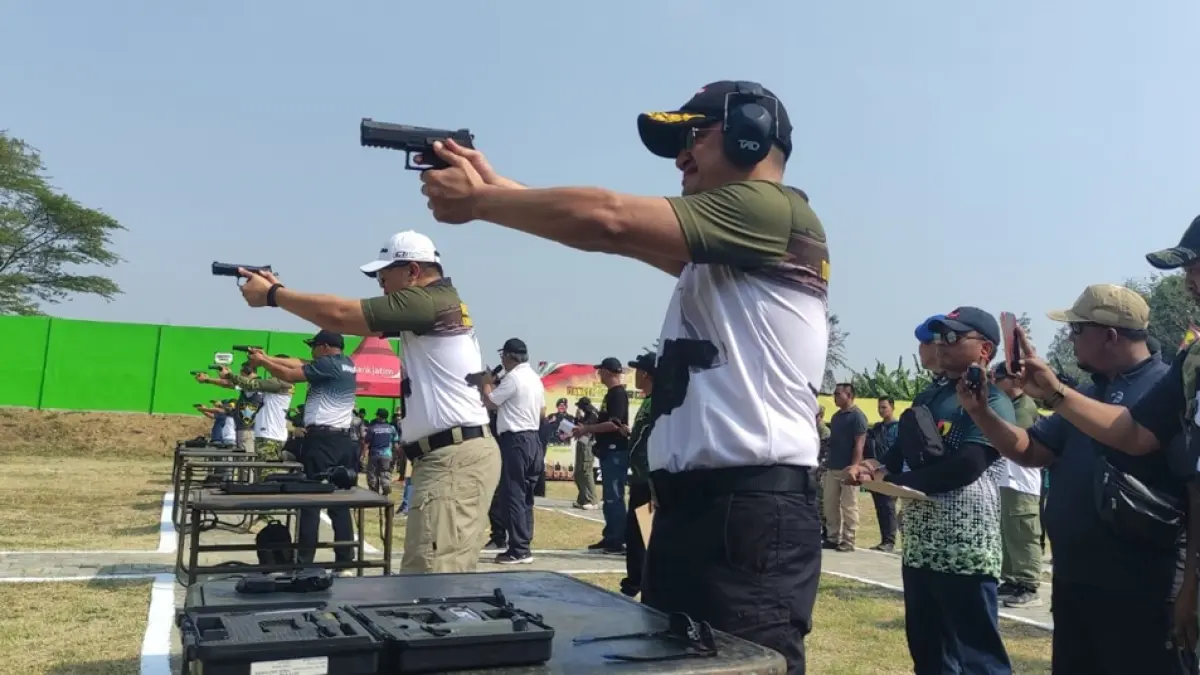 BIDIK: Danrem 082/CPYJ Kolonel Inf Batara Alex Bulo membidik sasaran pada Lomba Menembak Piala Danrem 082 CPYJ di Denanyar, Jombang, (Sabtu (1/8). (Achmad RW/Radar Jombang)