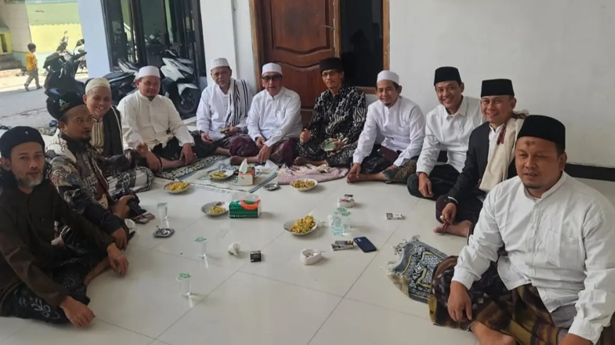 MELANGIT: Pengasuh PP Bahrul Ulum Tambakberas, Jombang dan pimpinan Jamaah Kidung Langit.