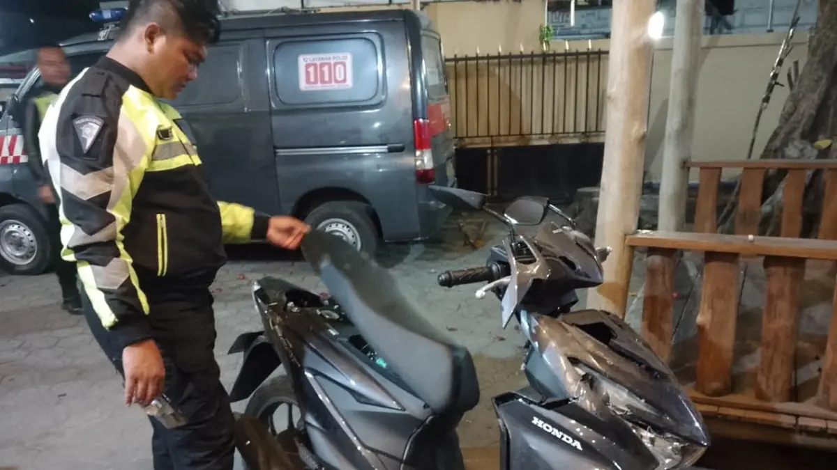 RUSAK: Motor korban kecelakaan tunggal di Desa Jatigedong, Kecamatan Ploso, Jombang, Jumat (31/7) malam. (Achmad RW/Radar Jombang)