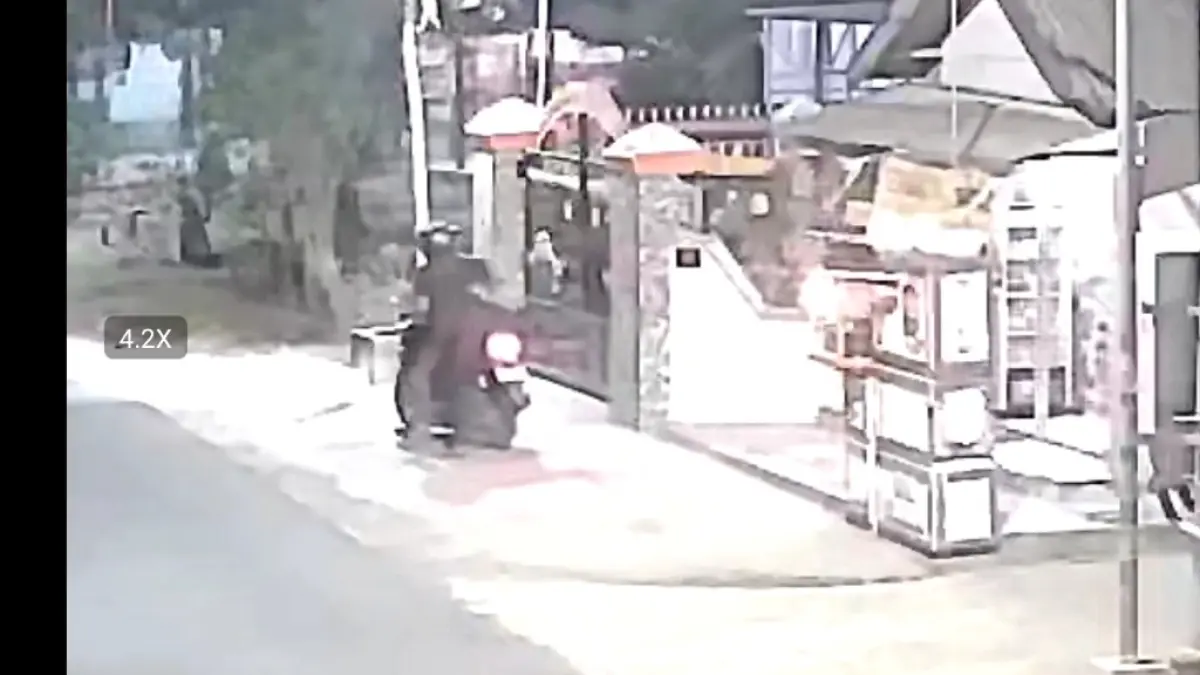 Aksi penjambretan yang menyasar pemilik toko pracangan di Desa Sudimoro, Kecamatan Megaluh, Jombang terekam kamera CCTV.