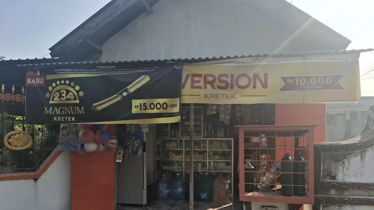 Aksi penjambretan yang menyasar pemilik toko pracangan di Desa Sudimoro, Kecamatan Megaluh, Jombang terekam kamera CCTV. (Achmad RW/Radar Jombang)