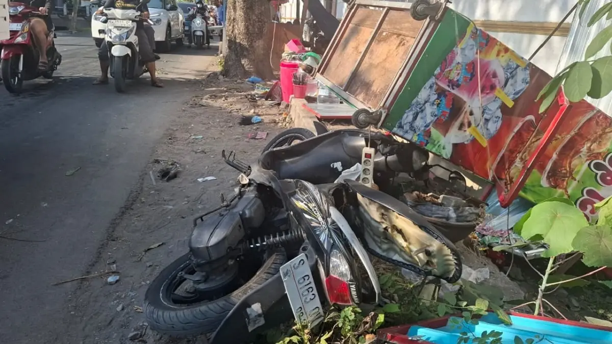 Sebuah truk kontainer yang disopiri pria mabuk, masuk ke Jl Kapten Pierre Tenjalan Desa Sengon, Kecamatan Jombang Senin (3/8) sore. (Achmad RW/Radar Jombang)