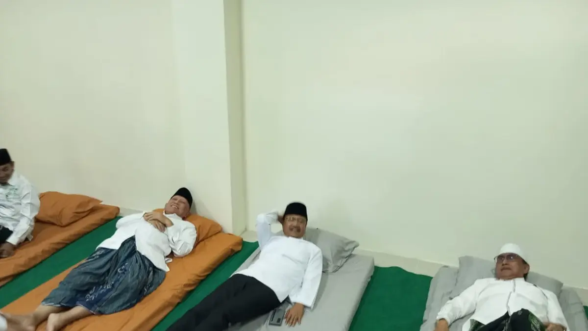 PASTIKAN KENYAMANAN: Ketua Pelaksana Muktamar ke-35 Nahdlatul Ulama (NU) Saifullah Yusuf meninjau langsung kesiapan fasilitas penginapan bagi peserta Muktamar ke-35 NU di Pondok Pesantren Bahrul Ulum (PPBU) Tambakberas, Jombang, Senin (3/8). (Anggi Fridianto/Radar Jombang)