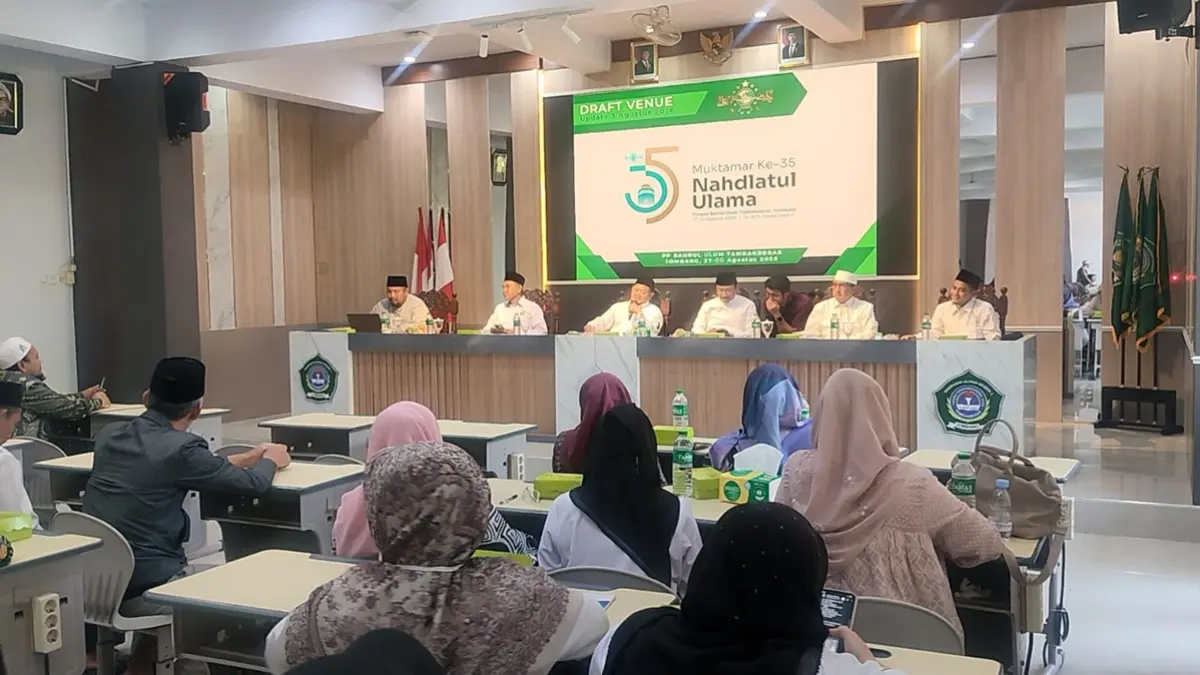 PASTIKAN KENYAMANAN: Ketua Pelaksana Muktamar ke-35 Nahdlatul Ulama (NU) Saifullah Yusuf meninjau langsung kesiapan fasilitas penginapan bagi peserta Muktamar ke-35 NU di Pondok Pesantren Bahrul Ulum (PPBU) Tambakberas, Jombang, Senin (3/8). (Anggi Fridianto/Radar Jombang)