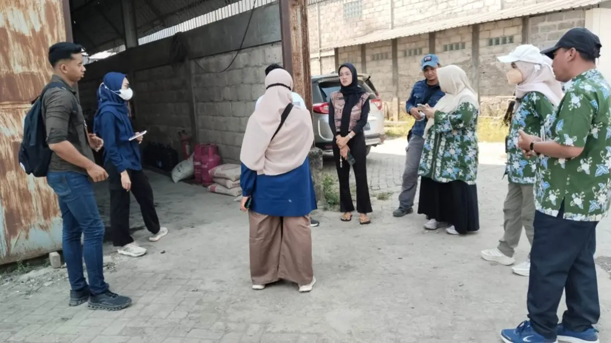 CEK LOKASI: Dinas Lingkungan Hidup (DLH) Jatim menindaklanjuti keluhan warga Dusun Mojodadi, Desa Plemahan, Kecamatan Sumobito, Jombang dengan melakukan pengecekan ke lokasi, Kamis (2/7) lalu. (Anggi Fridianto/Radar Jombang)