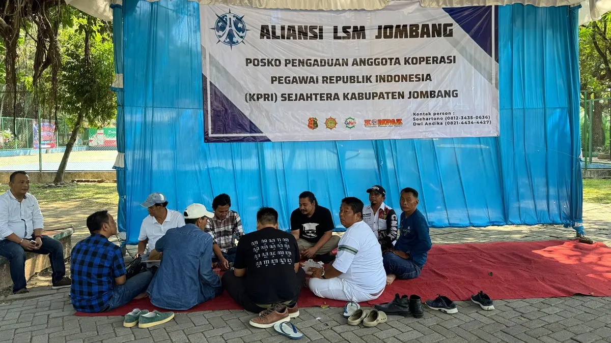 Posko pengaduan bagi anggota Koperasi Pegawai Republik Indonesia (KPRI) Sejahtera Jombang, mulai menerima laporan. (Azmy Endiyana/Radar Jombang)