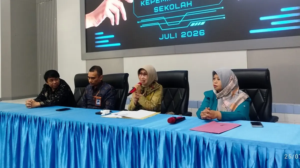 SEMANGAT: Wor Windari kepala Dinas Pendidikan dan Kebudayaan Kabupaten Jombang saat membuka acara pelatihan peningkatan kompetensi kepala sekolah, (3/8). (Wenny Rosalina/Radar Jombang)