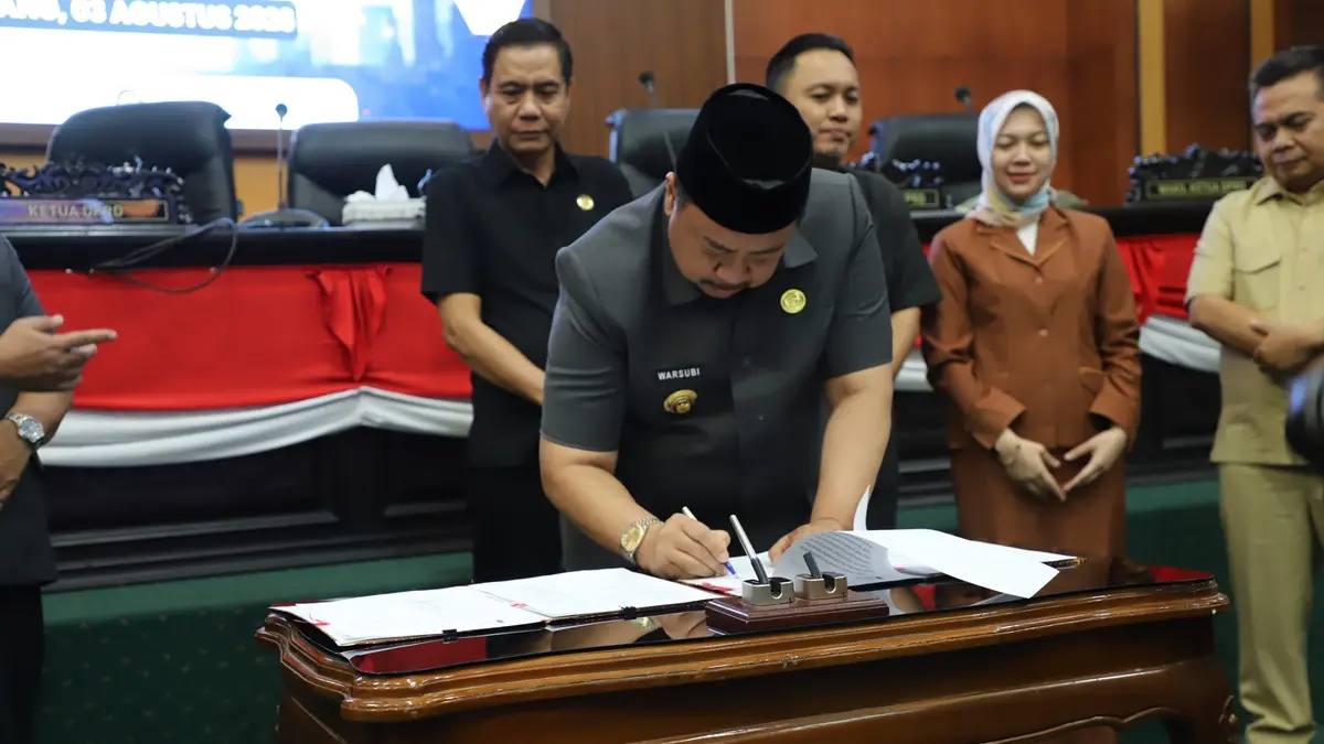 SEPAKAT: DPRD dan Pemkab Jombang sepakati perubahan KUA-PPAS 2026 Senin (3/8). (Azmy Endiyana/Radar Jombang)