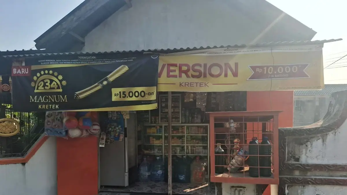 TAMPAK DEPAN: Toko pracangan milik Iswatin Khasanah di Desa Sudimoro, Kecamatan Megaluh, Jombang yang menjadi lokasi aksi percobaan penjambretan dan terekam CCTV. (Achmad RW/Radar Jombang)