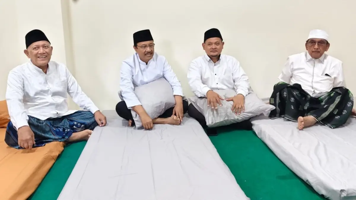 PASTIKAN KENYAMANAN: Ketua Pelaksana Muktamar ke-35 Nahdlatul Ulama (NU) Saifullah Yusuf meninjau langsung kesiapan fasilitas penginapan bagi peserta Muktamar ke-35 NU di Pondok Pesantren Bahrul Ulum (PPBU) Tambakberas, Jombang, Senin (3/8). (Anggi Fridianto/Radar Jombang)