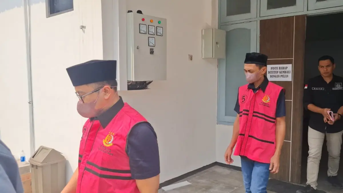 Dua tersangka kasus kredit fiktif Bank BUMN di Jombang Mahfud Rochni dn Suliadi usai menjelani proses tahap dua di Kejari Jombang
