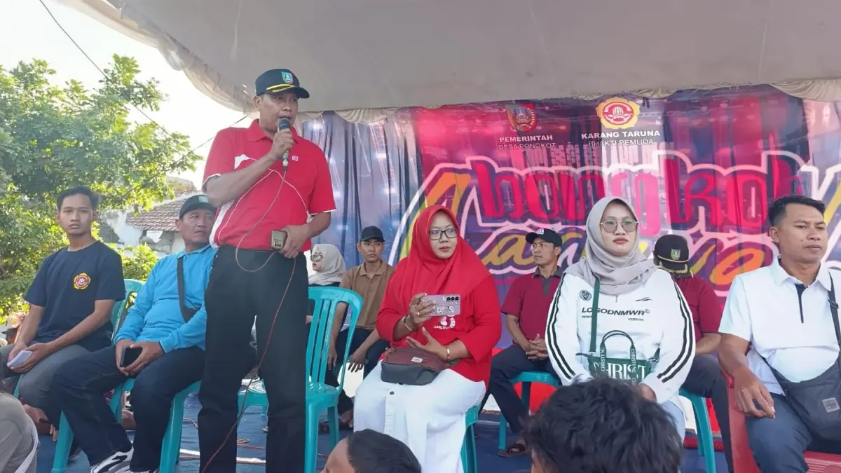 Kepala Desa Bongkot Moh. Yahya (kaos merah mengenakan topi) menjelang pemberangkatan Bongkot Spectacular Carnival 2026, Minggu (2/8) siang.