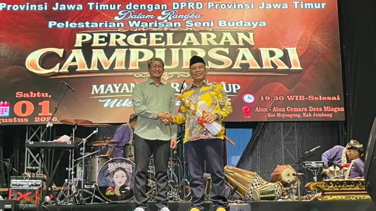 SOLID: Kepala Desa Miagan, Mojoagung, Jombang Antok Budi Subagyo menyerahkan cenderamata berupa payung kepada Anggota Komisi A DPRD Provinsi Jawa Timur dari fraksi partai Golkar Sumardi SH.MH saat penutupan Gelar Potensi Desa Miagan Umbrella Fest 2026, Sabtu (1/8) malam. (Dwi Aris/Radar Jombang)