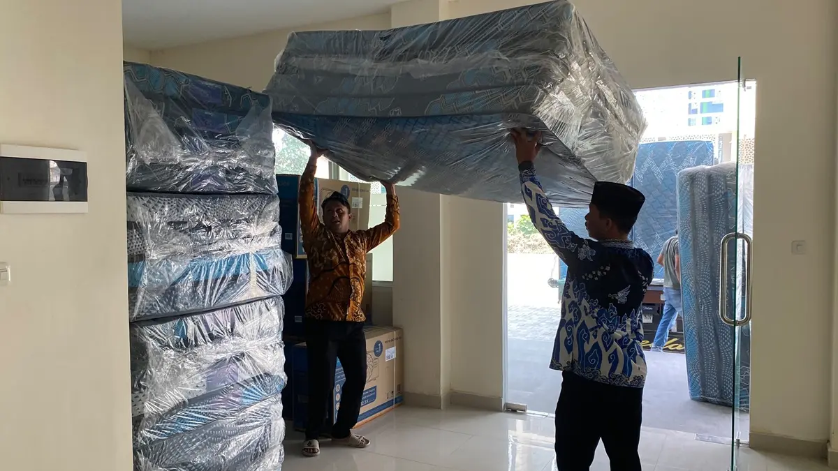 BARU TIBA: Ratusan kasur busa dan AC mulai berdatangan di Unwaha Tambakberas, Jombang (5/8). (Anggi Fridianto/Radar Jombang)