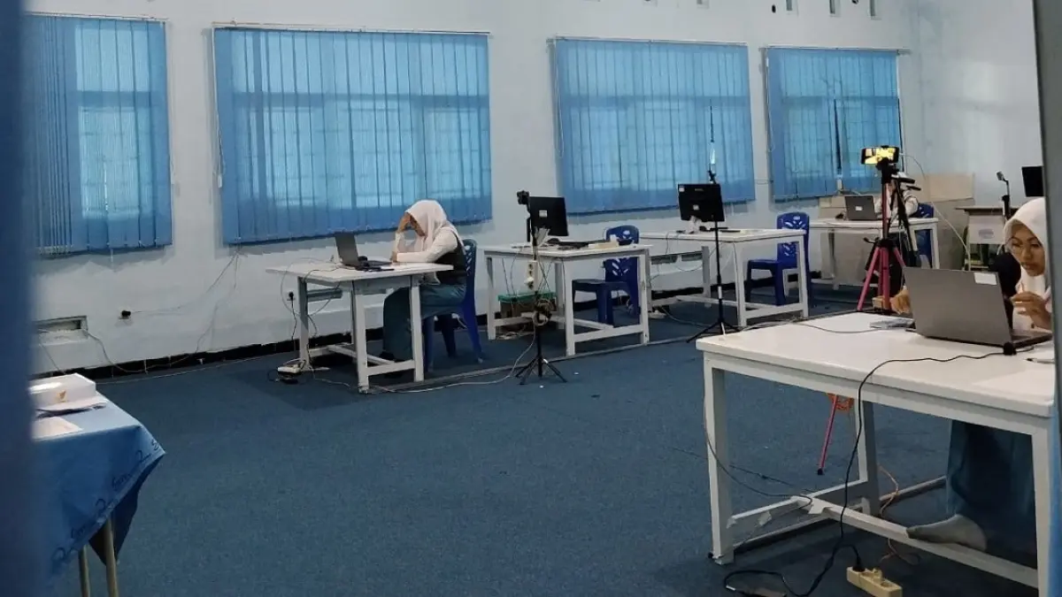 FOKUS: Siswa mengerjakan soal OSN secara tertutup di lab SMA Darul Ulum 2 Unggulan BPPT,  Jombang, (28/7). (Wenny Rosalina/Radar Jombang)