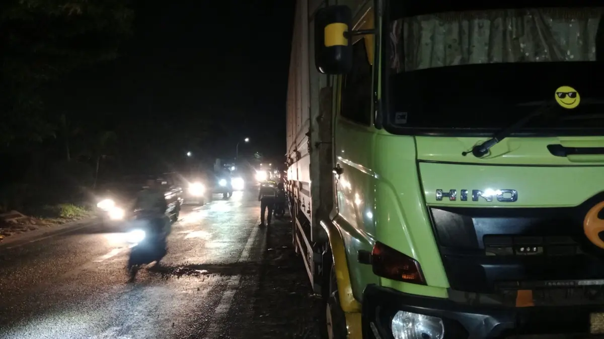 Kecelakaan terjadi di Dusun Weru, Desa Mojongapit, Kecamatan Jombang, Selasa (4/8) sekitar pukul 19.20. (Achmad RW/Radar Jombang)