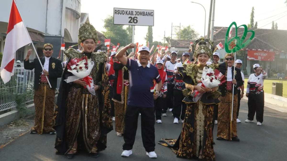 KOMPAK: Direktur RSUD Jombang, dr Pudji Umbaran MKP (tengah), beserta karyawan RSUD Jombang saat mengikuti defile Porkab 2026, Rabu (5/8). (Anggi Fridianto/Radar Jombang)