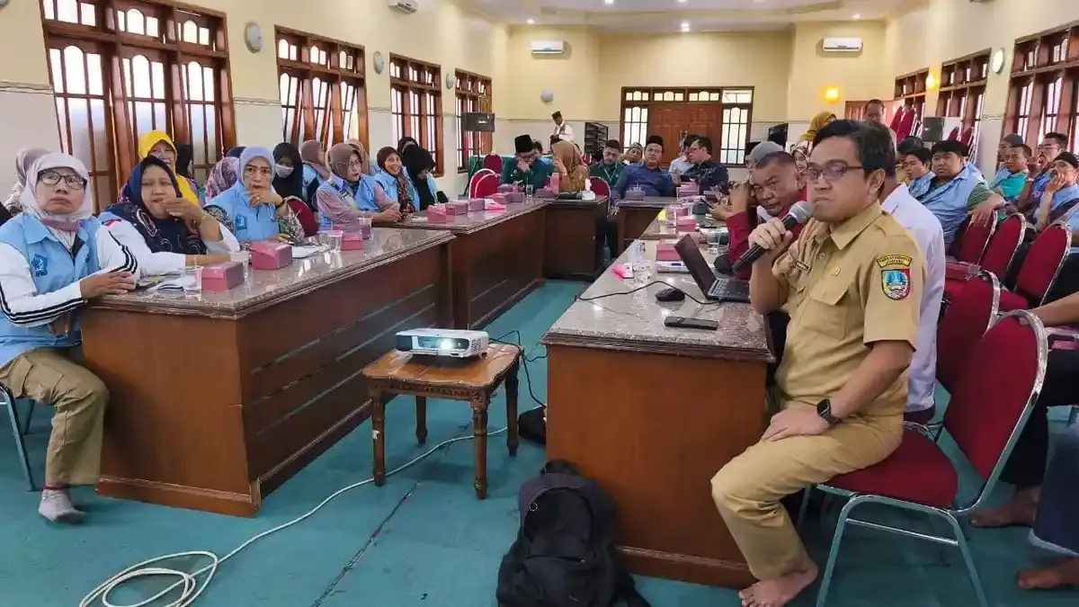 RAKOR: Kepala Bidang Aplikasi Informatika (Aptika) Dinas Kominfo Kabupaten Jombang, R Witcaksono Setyo Putro, saat mengikuti rapat bersama panitia di PPBU Tambakberas, Jombang (5/8). (Anggi Fridianto/Radar Jombang)