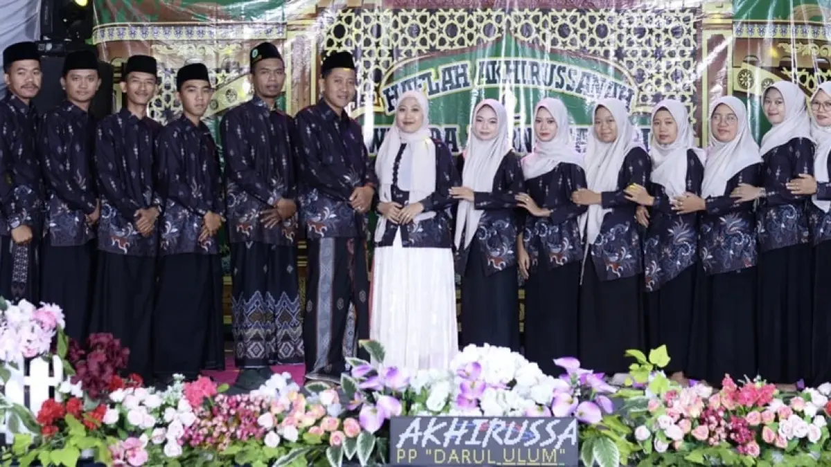TELADAN: Ustad-ustadah beserta Dewan Komite PP Darul Ulum, Gapuk, Genukwatu, Ngoro Jombang, Senin (29/6). (Wenny Rosalina/Radar Jombang)