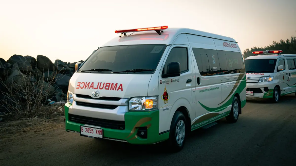Yayasan Anugerah Nusantara Al Mubarokah (YANMU) menyerahkan dua unit ambulans dan mewakafkan 1.000 mushaf Al-Quran kepada Pondok Pesantren Bahrul Ulum Tambakberas, Jombang. (IST)