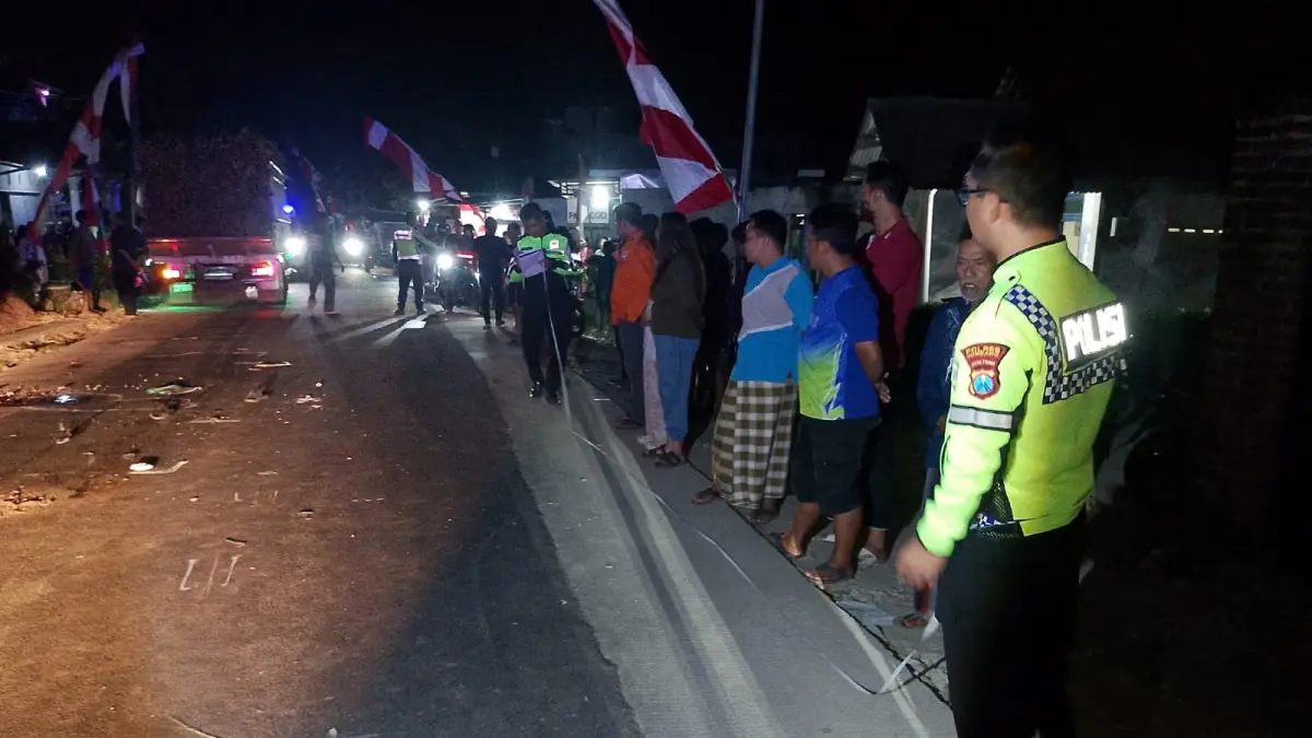 Kecelakaan maut terjadi di Jalan Raya Dusun Wonoayu, Desa Dukuhmojo, Kecamatan Mojoagung, Jombang, Kamis (6/8) malam. (Achmad RW/Radar Jombang)