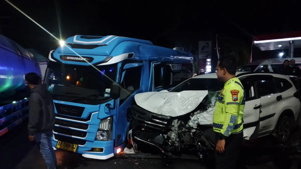 Kecelakaan melibatkan dua mobil terjadi di Jalan Raya Desa Tambakrejo, Kecamatan Jombang, Jumat (7/8) dini hari. (Achmad RW/Radar Jombang)