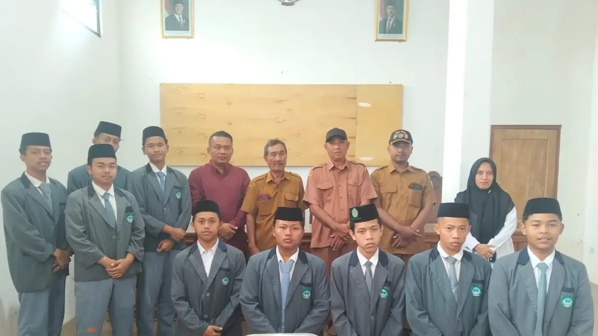 KOLABORASI: Kepala Desa Morosunggingan Sunarjo menerima kunjungan siswa dan pembimbing dari MA Unggulan Darul Ulum Rejoso, Jombang, Selasa (4/8) siang. (Dwi Aris/Radar Jombang)