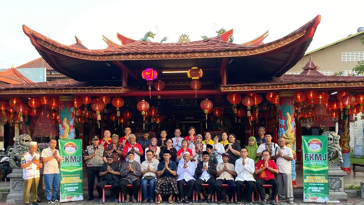 LINTAS IMAN: H Suudi Ketua FMKJ foto bersama anggota deklrasi sukseskan muktamar ke 35 NU,di Klenteng Hok Liong Kiong Jombang.  (Anggi Fridianto/Radar Jombang)