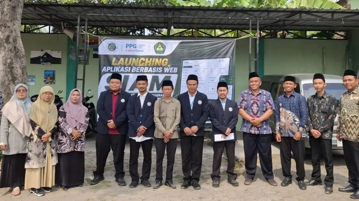 PANUTAN: Launching aplikasi berbasis website di halaman MA Al Ihsan Kalijaring, Tembelang, Jombang (6/8). (Wenny Rosalina/Radar Jombang)